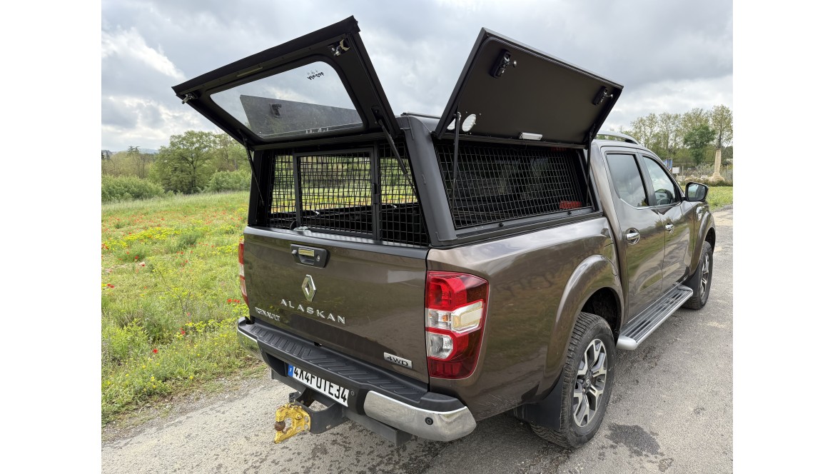 Fabrication d’une caisse de transport pour chien sur mesure pour Renault Alaskan – 4X4 Futé 34